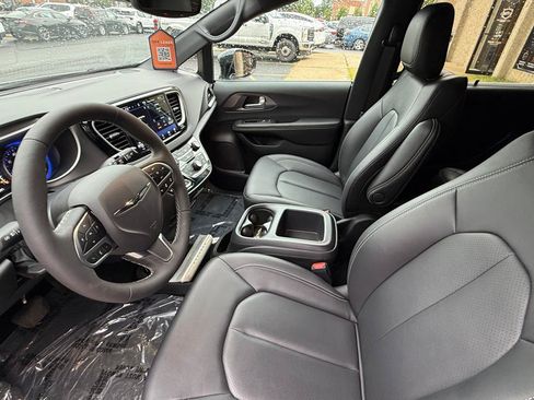 Used 2026 Chrysler Pacifica Select FWD image 9