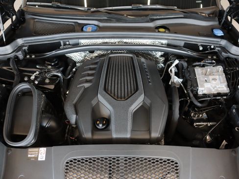 Certified 2026 Porsche Macan AWD/4WD image 28