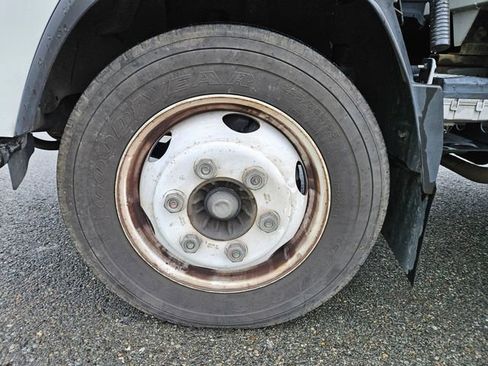 Used 2021 Isuzu NPR image 9