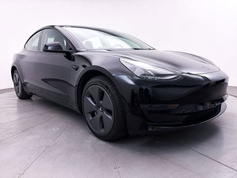 Used 2023 Tesla Model 3 Standard Range image 9