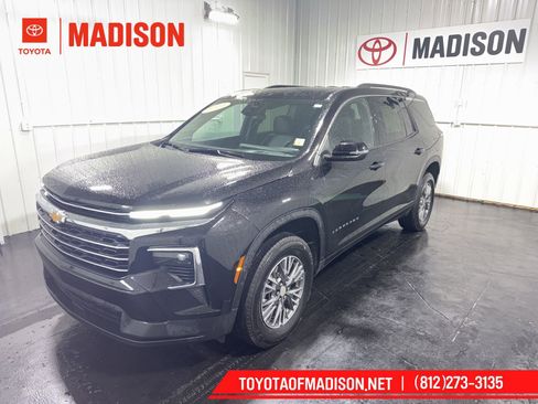 Used 2025 Chevrolet Traverse LT AWD/4WD image 1