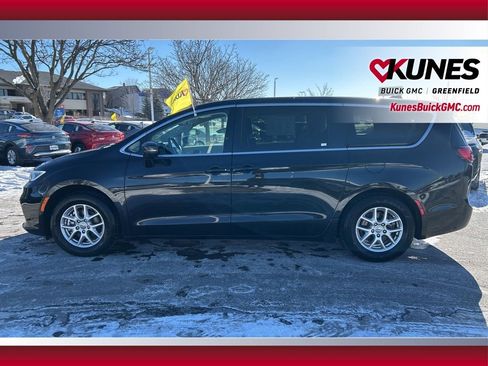 Used 2023 Chrysler Pacifica Touring-L image 10