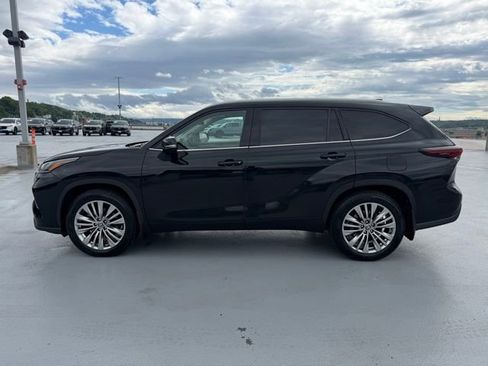 Certified 2024 Toyota Highlander Platinum AWD/4WD image 6