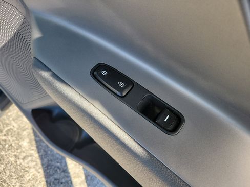 Certified 2021 Kia Niro LX image 11