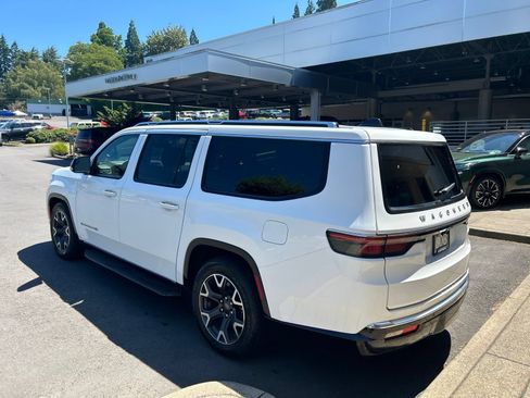 Used 2024 Jeep Wagoneer L Series III w/ Flexible Seating Group AWD/4WD image 9