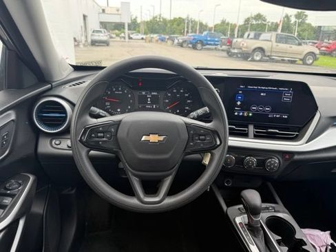 Used 2024 Chevrolet Trax LS FWD image 17
