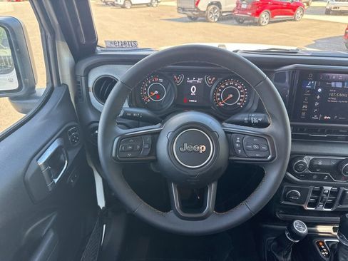 Used 2025 Jeep Gladiator Sport AWD/4WD image 13