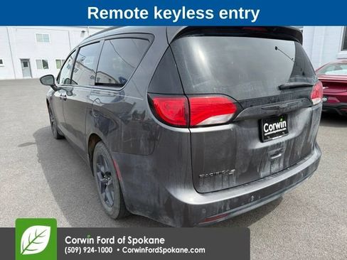 Used 2018 Chrysler Pacifica Touring-L w/ S Appearance Package FWD image 4