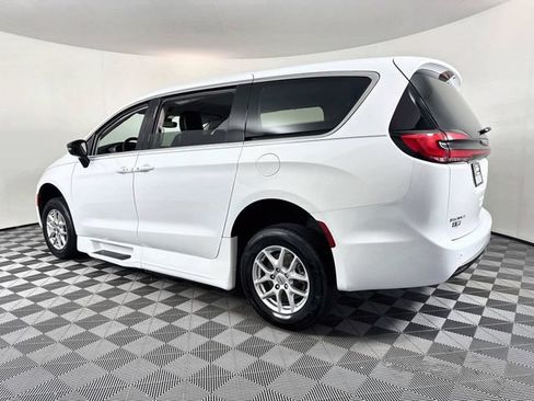 Used 2024 Chrysler Pacifica Touring-L FWD image 21