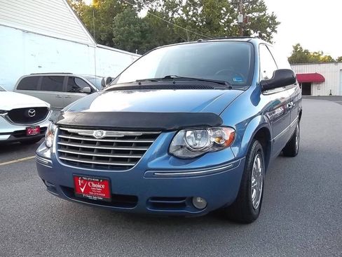Used 2007 Chrysler Town & Country Limited FWD image 1