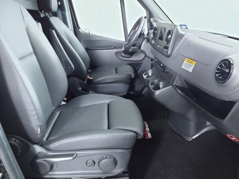 Used 2022 Mercedes-Benz Sprinter 2500 image 29
