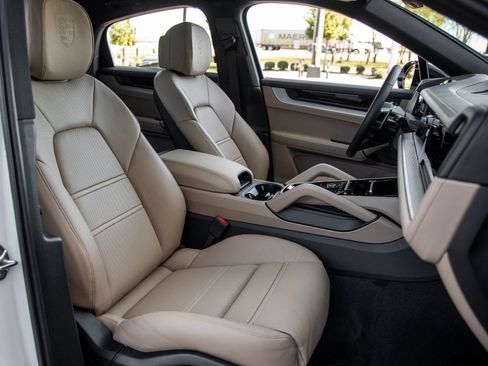Certified 2026 Porsche Cayenne Coupe AWD/4WD image 39