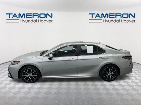 Used 2021 Toyota Camry SE image 2