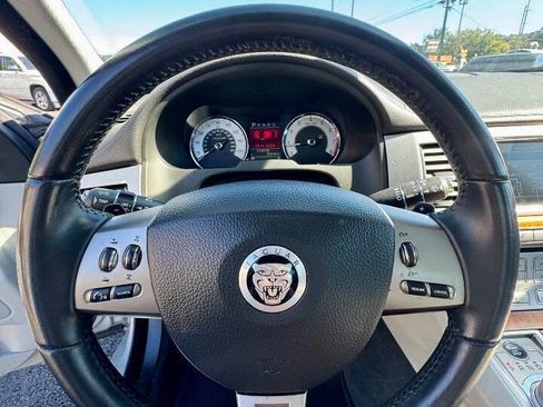 Used 2010 Jaguar XF Luxury image 25