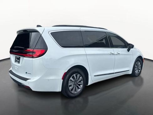 Used 2023 Chrysler Pacifica Limited w/ Uconnect Theater Family Group FWD image 3