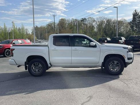 Used 2025 Nissan Frontier SV AWD/4WD image 6