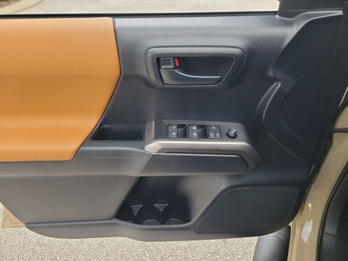 Used 2020 Toyota Tacoma SR5 RWD image 13