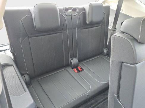 Used 2024 Volkswagen Tiguan SE w/ Panoramic Sunroof Package FWD image 16