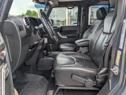 Used 2016 Jeep Wrangler Unlimited Sahara w/ Connectivity Group AWD/4WD image 10