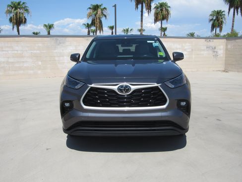 Used 2023 Toyota Highlander LE FWD image 3