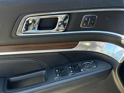 Used 2017 Ford Explorer Limited image 16
