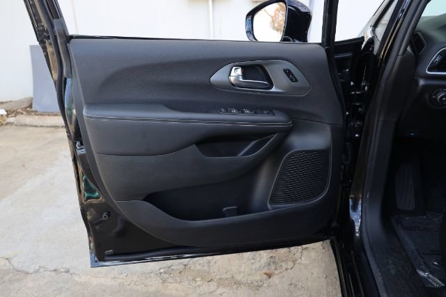 Used 2026 Chrysler Pacifica Select FWD image 13
