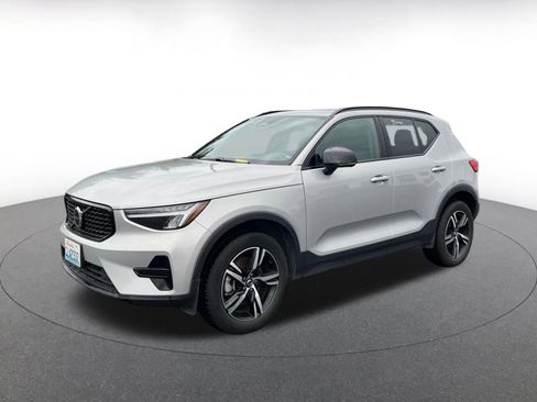 Used 2024 Volvo XC40 B5 Core image 3