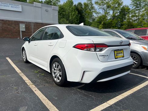 Used 2022 Toyota Corolla LE FWD image 3