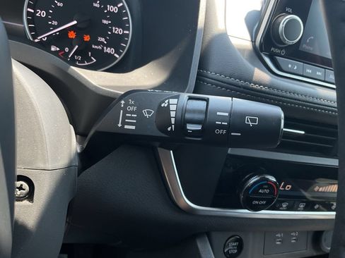 Used 2025 Nissan Rogue SV FWD image 32