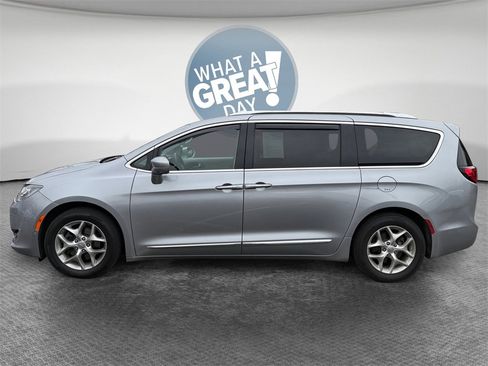 Used 2020 Chrysler Pacifica Touring-L Plus w/ Tire & Wheel Group image 7