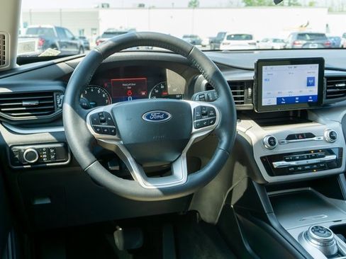 Used 2023 Ford Explorer XLT image 14