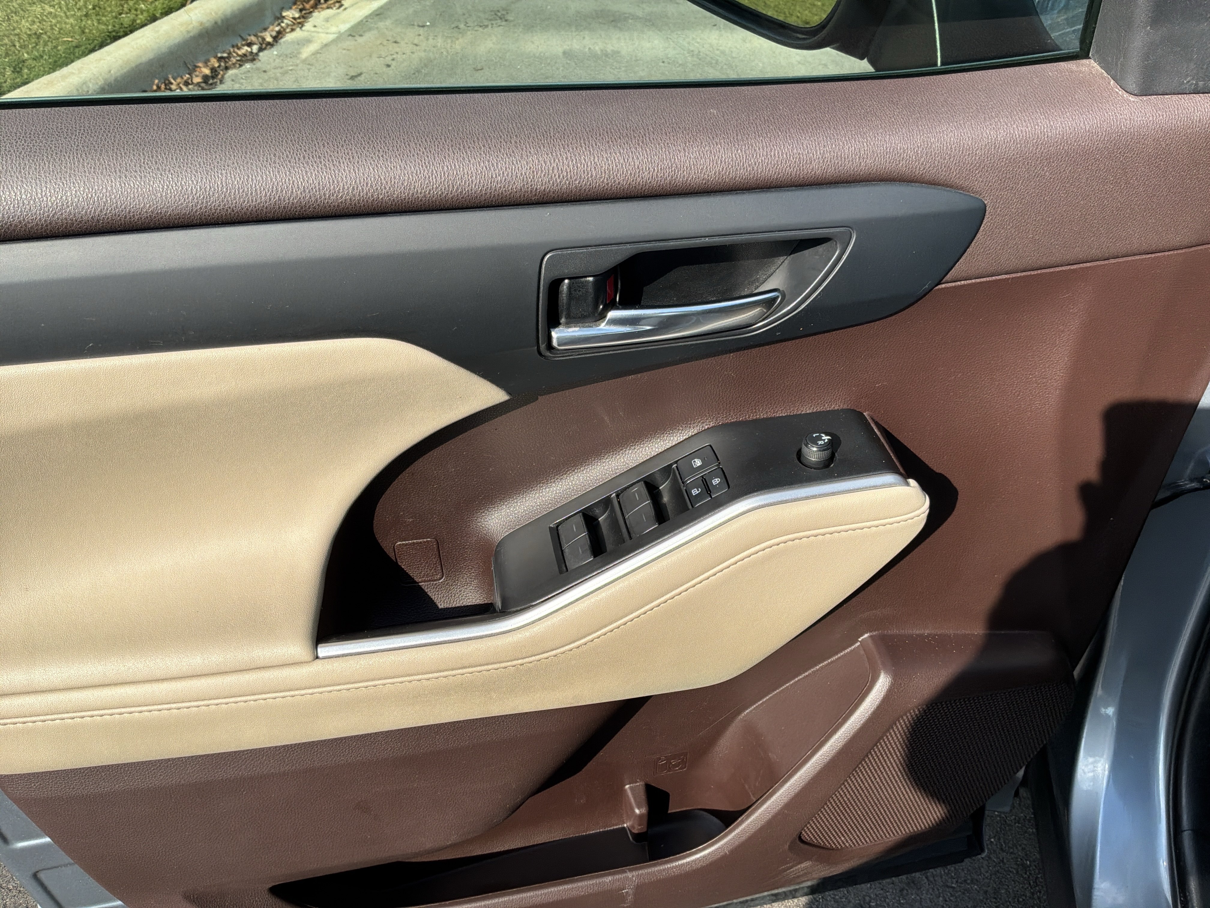 Used 2021 Toyota Highlander XLE FWD image 15