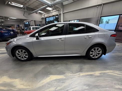 Used 2022 Toyota Corolla LE FWD image 32