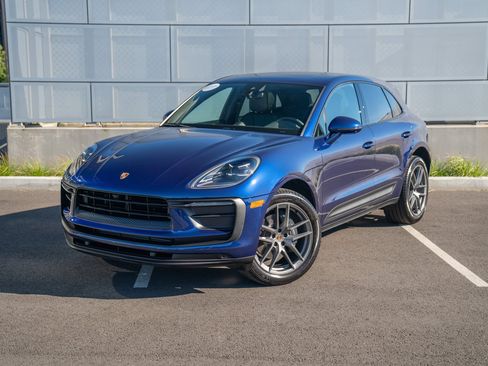 Used 2022 Porsche Macan AWD/4WD image 1
