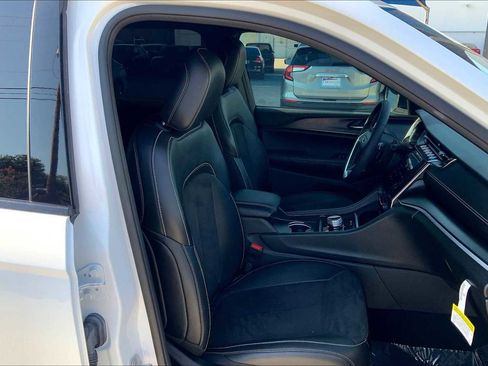 Used 2024 Jeep Grand Cherokee L Laredo image 13