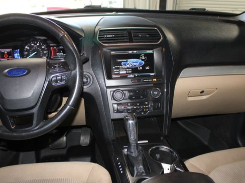 Used 2016 Ford Explorer XLT w/ Equipment Group 201A FWD image 14