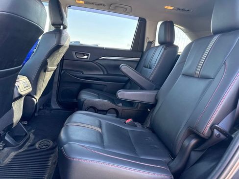 Used 2019 Toyota Highlander SE AWD/4WD image 16