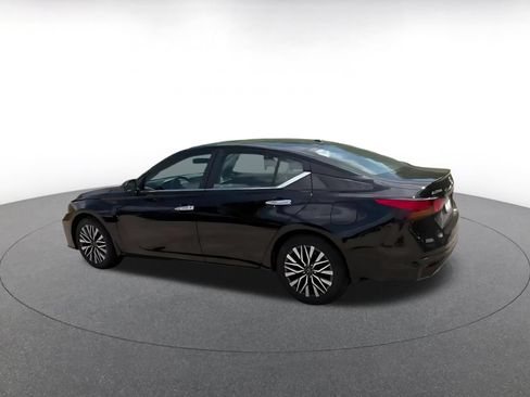 Used 2025 Nissan Altima 2.5 SV FWD image 10