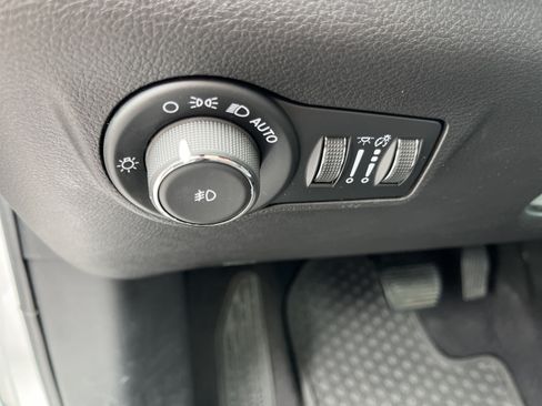Used 2025 Jeep Compass Latitude w/ Sun & Sound Group AWD/4WD image 18