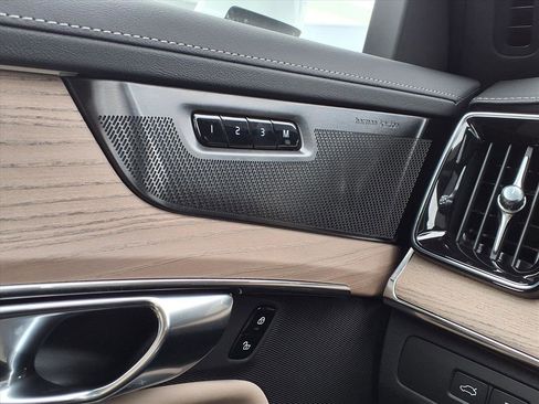 New 2026 Volvo XC90 T8 Plus w/ Protection Package Premier image 18