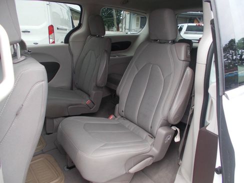 Used 2017 Chrysler Pacifica Touring FWD image 7