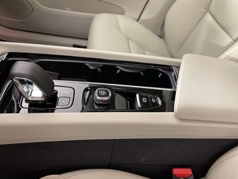 Certified 2024 Volvo XC60 T8 Plus w/ Protection Package Premier image 35