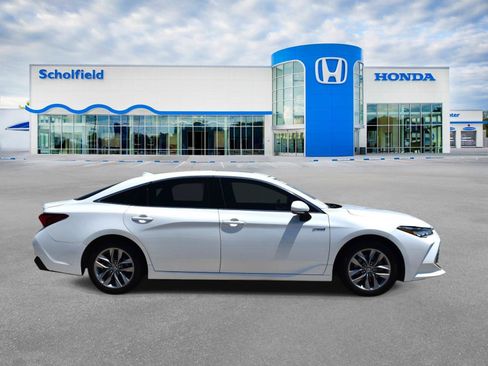 Used 2021 Toyota Avalon XLE w/ Moonroof Package FWD image 2