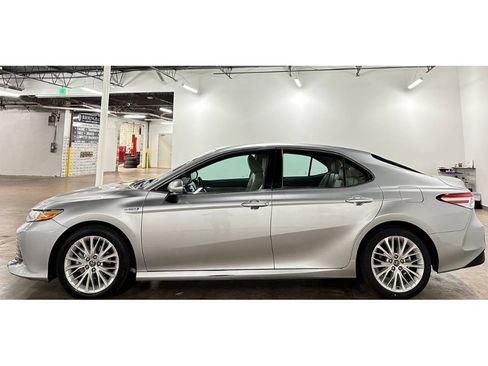 Used 2018 Toyota Camry XLE FWD image 8