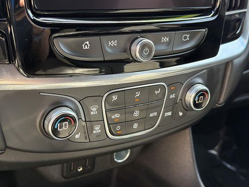 Used 2022 Chevrolet Traverse LT FWD image 37