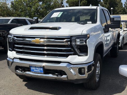 Used 2024 Chevrolet Silverado 2500 LTZ AWD/4WD image 3