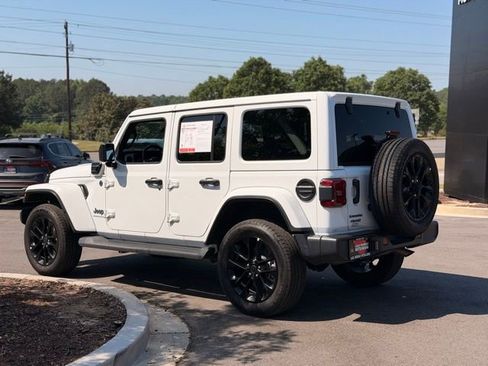 Used 2025 Jeep Wrangler Unlimited Sahara AWD/4WD image 9