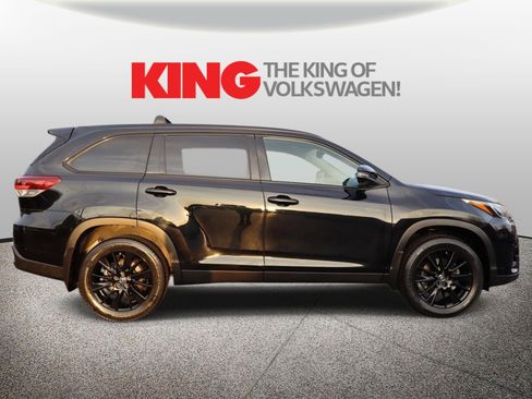 Used 2019 Toyota Highlander SE w/ Nightshade Edition image 2