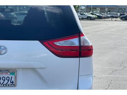 Used 2017 Toyota Sienna LE FWD image 17