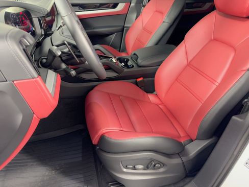 Certified 2026 Porsche Cayenne AWD/4WD image 5